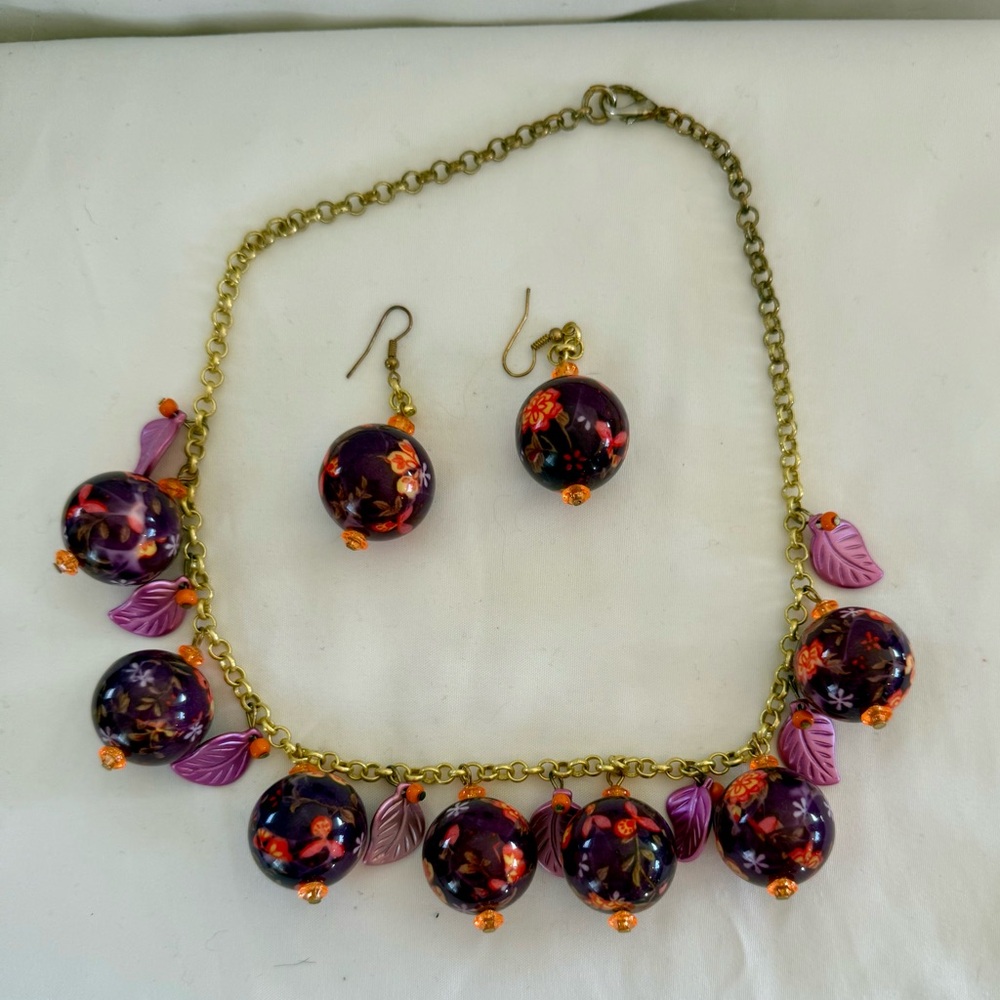 Teekitogs necklace and earrings